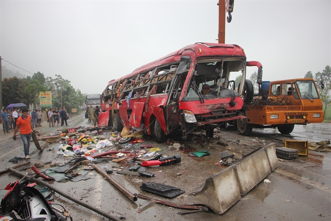 Vu xe khach gap nan 10 nguoi thuong vong: Tren xe co tieng no lon