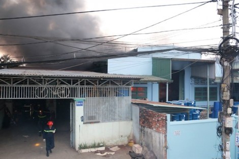 Cháy nổ lớn nhà máy sơn ven Sài Gòn
