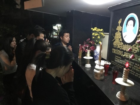 Ca sĩ Quang Lê đi viếng mộ nghệ sĩ lúc nửa đêm