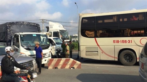 Xe khách tấp lề gây tai nạn liên hoàn ở Quốc lộ 1A