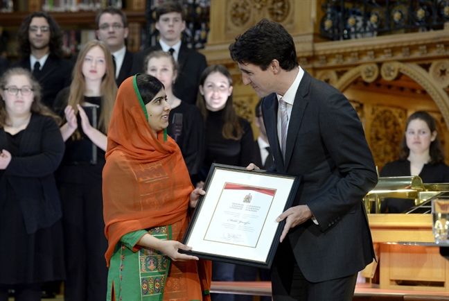 Malala Yousafzai tro thanh cong dan danh du Canada