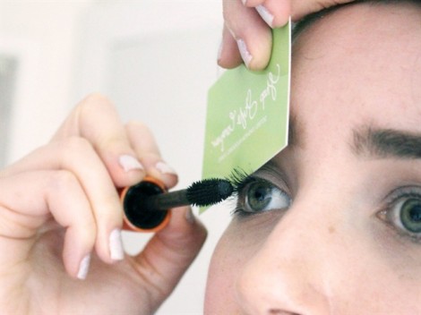 Bí quyết chải mascara tự nhiên với card visit tiện dụng