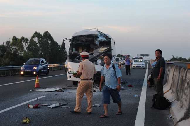 Oto khach tong xe tai tren cao toc, 1 nguoi tu vong