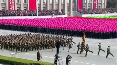 Triều Tiên duyệt binh rầm rộ, thực chất muốn khoe tên lửa tối tân?