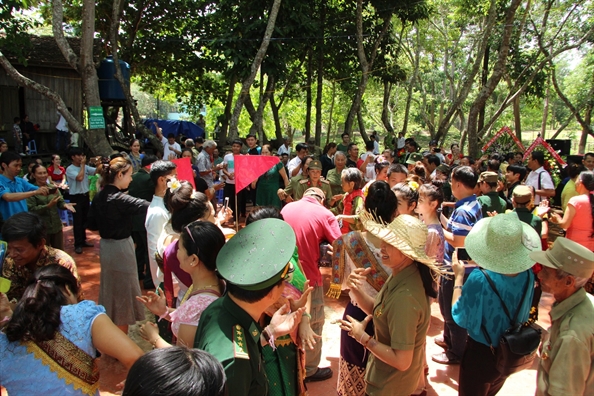 Tet cua nguoi Lao soi dong tren dat Tay Nguyen