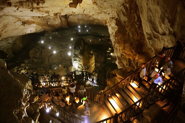 Hoa hau Hoa binh Quoc te 'di chuyen' tu Dong Thien Duong sang... resort