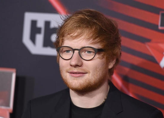 Co gai mac xo nang binh than ra di khi nghe Ed Sheeran hat cho minh