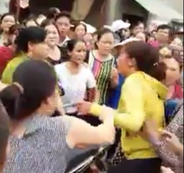 Nghi thoi mien, hang tram nguoi dan vay bat nguoi phu nu la mat