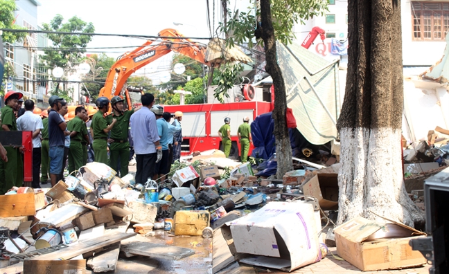 Hien truong vu sap nha o Quy Nhon, nghi nhieu nguoi mac ket