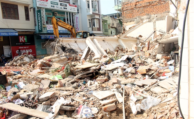 Tam cong nhan may man thoat khoi vu sap nha o TP.Quy Nhon nho di an sang