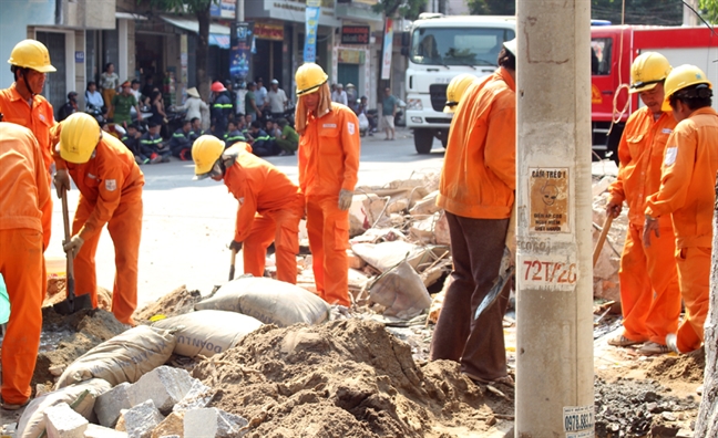 Tam cong nhan may man thoat khoi vu sap nha o TP.Quy Nhon nho di an sang