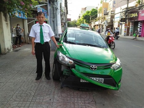 Clip tài xế taxi tông thẳng vào tên cướp trước sân bay Tân Sơn Nhất