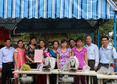 Tặng phương tiện mưu sinh cho phụ nữ nghèo huyện Củ Chi