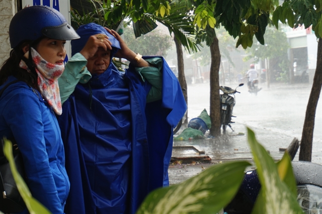 Mua vang xuat hien giua cao diem Sai Gon nang nong do lua