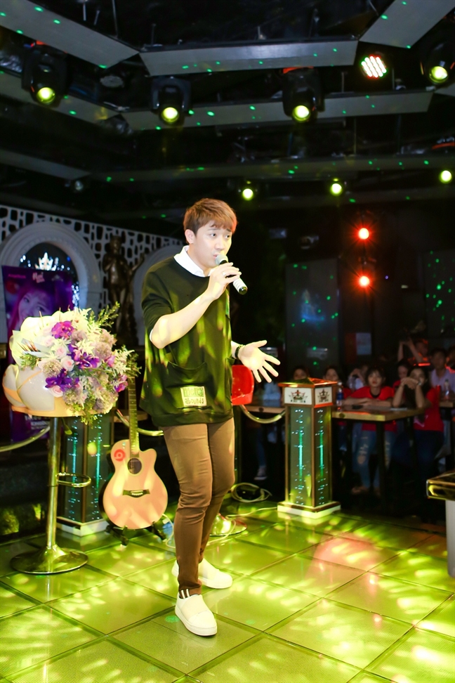 Tran Thanh tinh cam song ca cung ba xa Hari Won trong buoi fan meeting