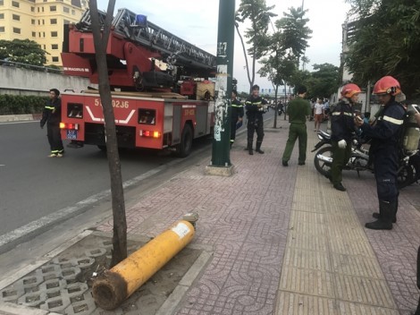 Hai vật thể lạ nghi chứa khí độc khiến người dân hoảng loạn trên đại lộ Phạm Văn Đồng