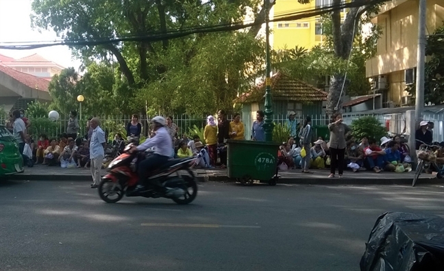 Cong an khan truong dieu tra duong day 'hut mau' nguoi nuoi benh