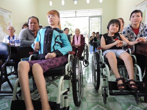 Trao 47 xe lăn cho phụ nữ khuyết tật TP.HCM