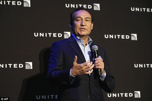 CEO United Airlines: Vu loi hanh khach khoi may bay la ‘loi he thong’