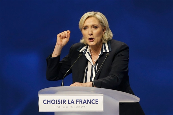 Ba Le Pen 'tung don' dau tien tan cong ong Macron