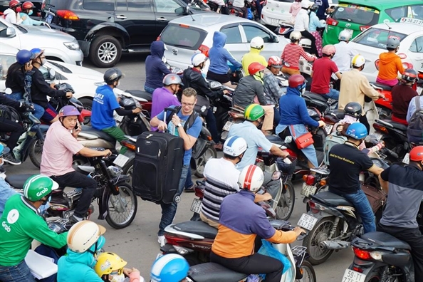 Duong vao Tan Son Nhat ket cung, nguoi dan om hanh ly chay bo vi so tre bay