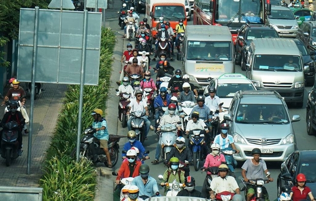 Duong vao Tan Son Nhat ket cung, nguoi dan om hanh ly chay bo vi so tre bay