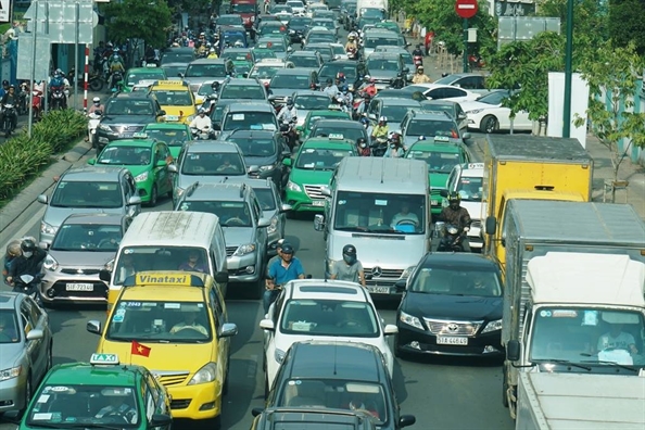 Duong vao Tan Son Nhat ket cung, nguoi dan om hanh ly chay bo vi so tre bay