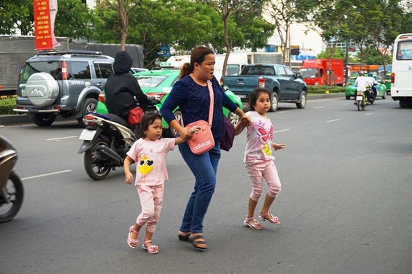 Duong vao Tan Son Nhat ket cung, nguoi dan om hanh ly chay bo vi so tre bay