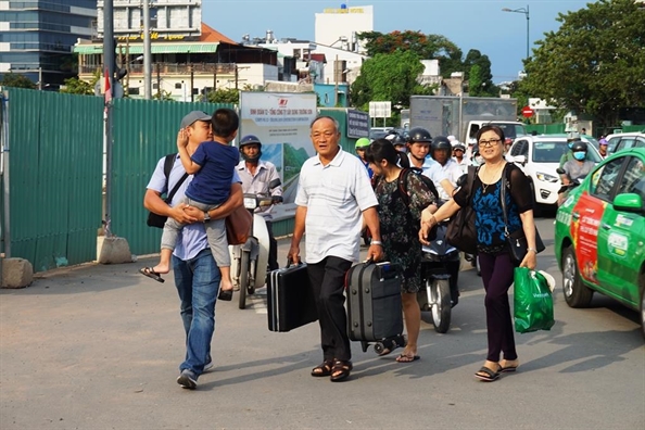 Duong vao Tan Son Nhat ket cung, nguoi dan om hanh ly chay bo vi so tre bay