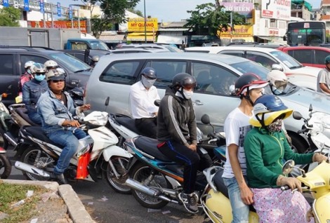 Đường vào Tân Sơn Nhất kẹt cứng, người dân ôm hành lý chạy bộ vì sợ trễ bay