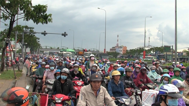 Cua ngo mien Tay vua ket lai ngap nang, nguoi dan khon kho tren duong ve que