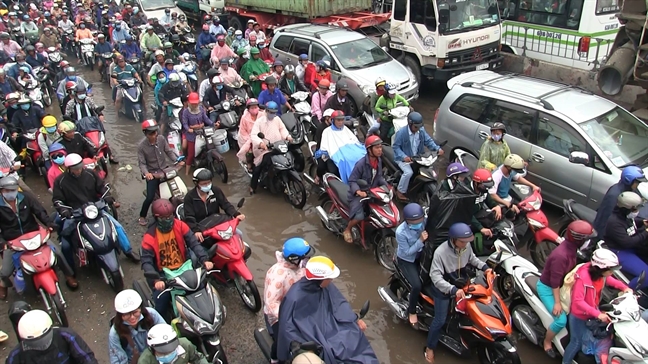 Cua ngo mien Tay vua ket lai ngap nang, nguoi dan khon kho tren duong ve que