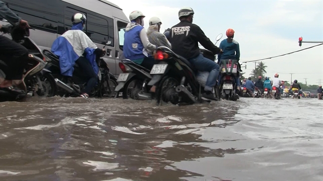 Cua ngo mien Tay vua ket lai ngap nang, nguoi dan khon kho tren duong ve que