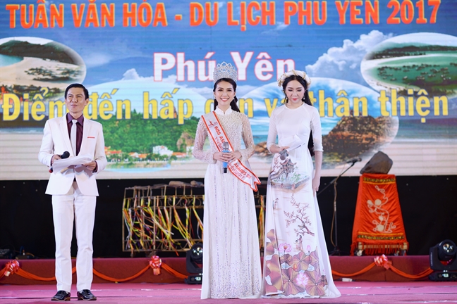 Hoa hau Tuong Linh ve que nhan bang khen cua UBND tinh Phu Yen
