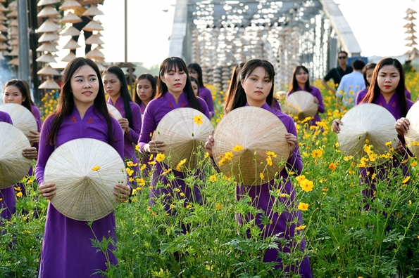 Ao dai tim nhuom tham Festival Nghe truyen thong Hue 2017