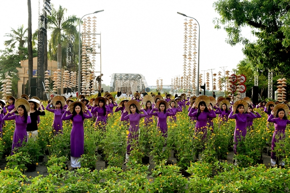 Ao dai tim nhuom tham Festival Nghe truyen thong Hue 2017