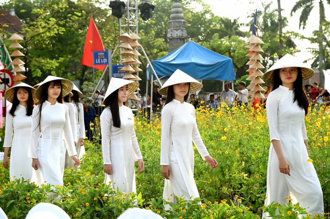 Ao dai tim nhuom tham Festival Nghe truyen thong Hue 2017