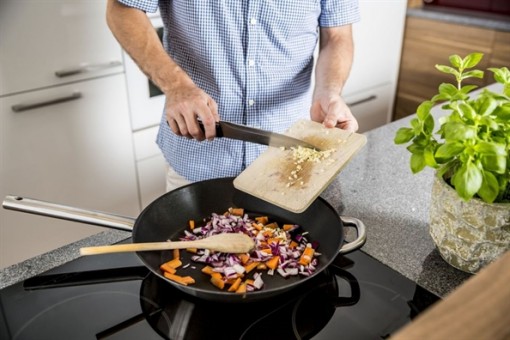 Thức ăn chế biến từ chảo không dính sẽ khiến tinh trùng yếu