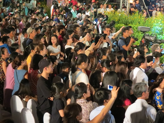 Hoi hoa 'thoi hon' ao dai Viet