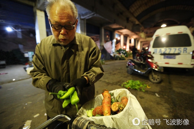 Cu ong 15 nam an rau nhat o cho khien dan mang tranh cai kich liet