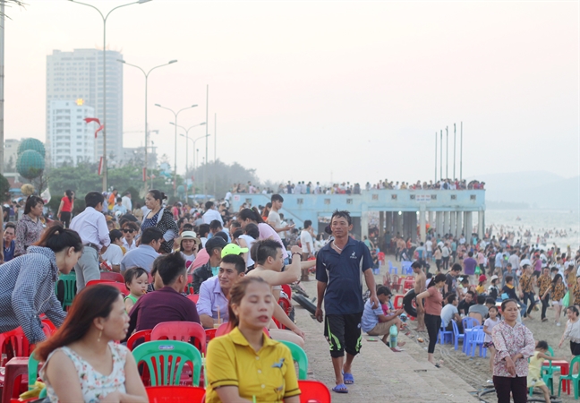 Hang van nguoi chen chuc do ve bien Cua Lo 'giai nhiet' ngay le