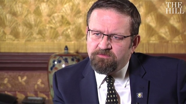 Sebastian Gorka, co van an ninh thu tu roi bo ong Trump