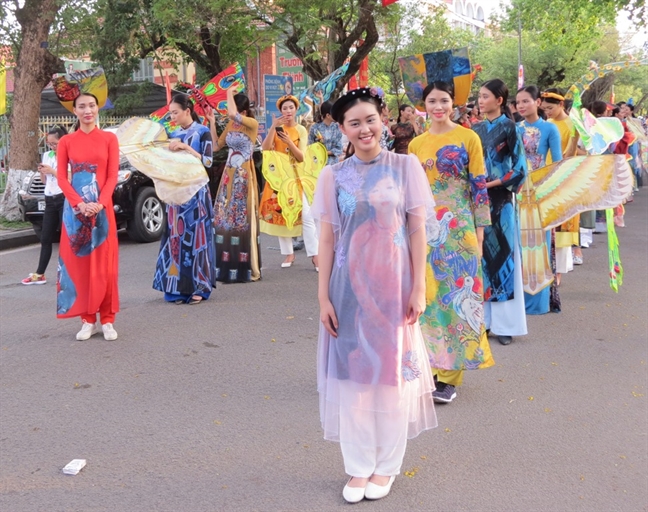 Le ruoc vinh danh nghe nhan lang nghe trong Festival Hue 2017