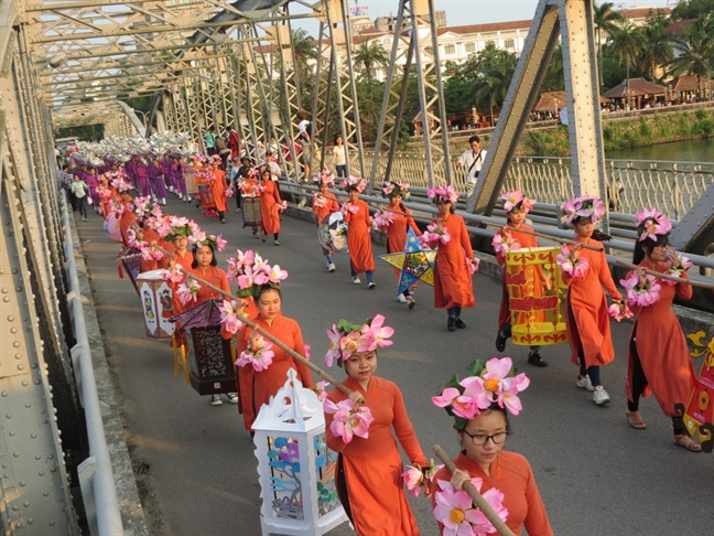 Le ruoc vinh danh nghe nhan lang nghe trong Festival Hue 2017