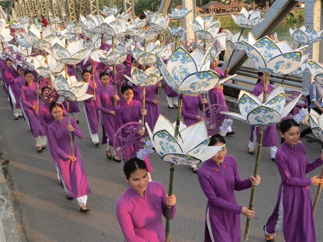 Le ruoc vinh danh nghe nhan lang nghe trong Festival Hue 2017