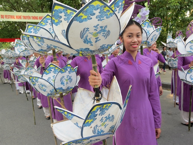 Le ruoc vinh danh nghe nhan lang nghe trong Festival Hue 2017