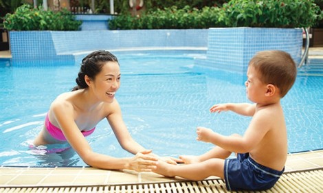 Thủ thuật giúp bé thích bơi lội trong mùa hè oi bức