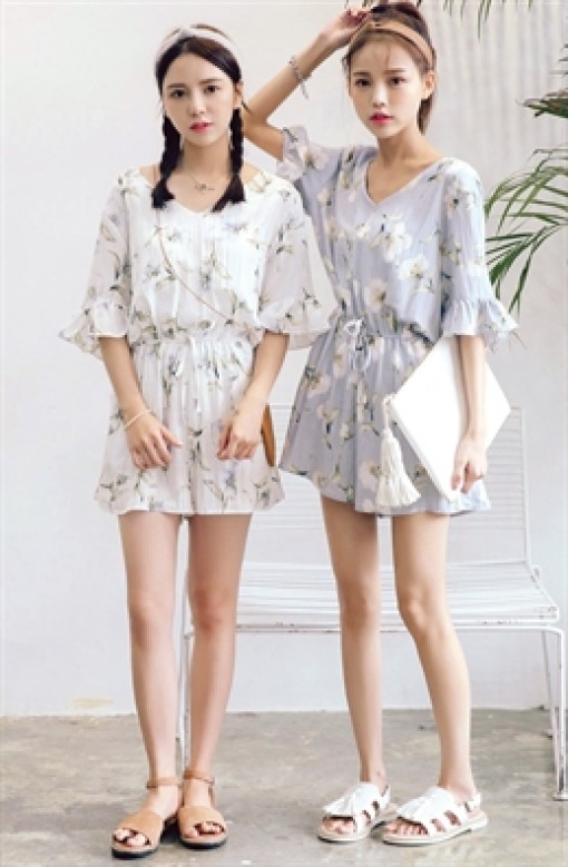 Diện jumsuit, đầm hai dây họa tiết hoa trong mùa hè ngập nắng