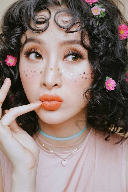 Angela Phương Trinh lạ mắt với mốt trang điểm tàn nhang, thời trang thôn nữ