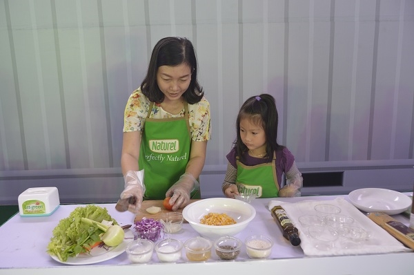 Ngay hoi Phu My Hung huong ve tre em lan 8 - 2017: Ca gia dinh cung dang ky du thi “Che bien Salad cung Naturel”